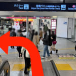 エスカレーターを下りたら左折します